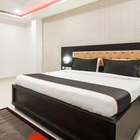 Collection O Red Velvet Premium Hotel Balianta Екстериор снимка
