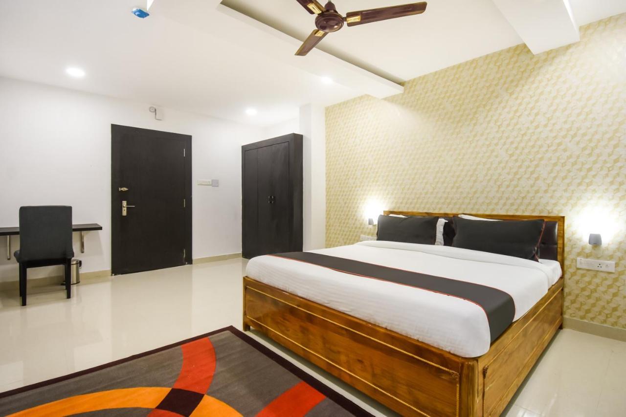 Collection O Red Velvet Premium Hotel Balianta Екстериор снимка