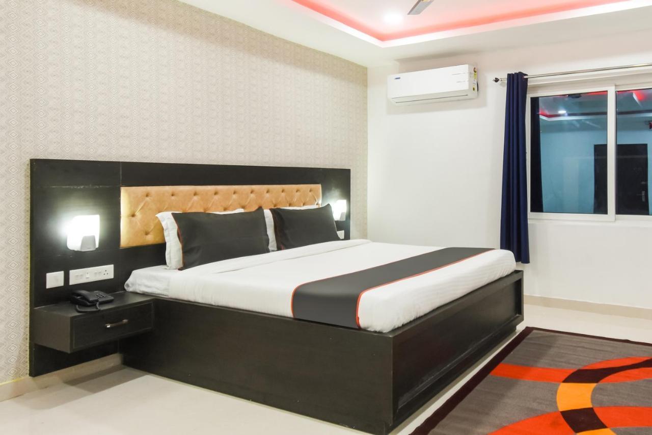 Collection O Red Velvet Premium Hotel Balianta Екстериор снимка