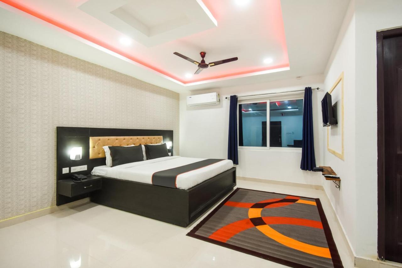 Collection O Red Velvet Premium Hotel Balianta Екстериор снимка