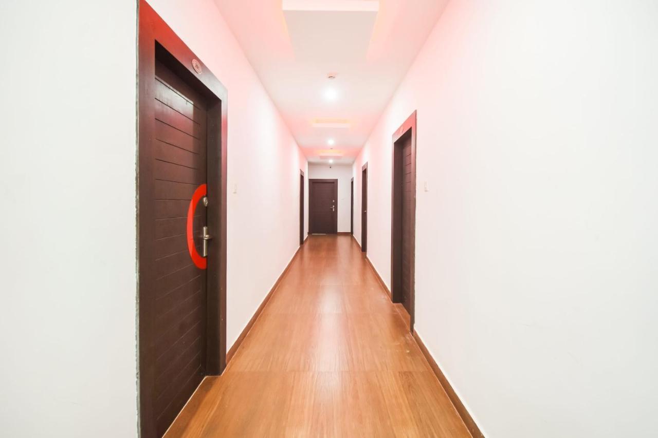 Collection O Red Velvet Premium Hotel Balianta Екстериор снимка