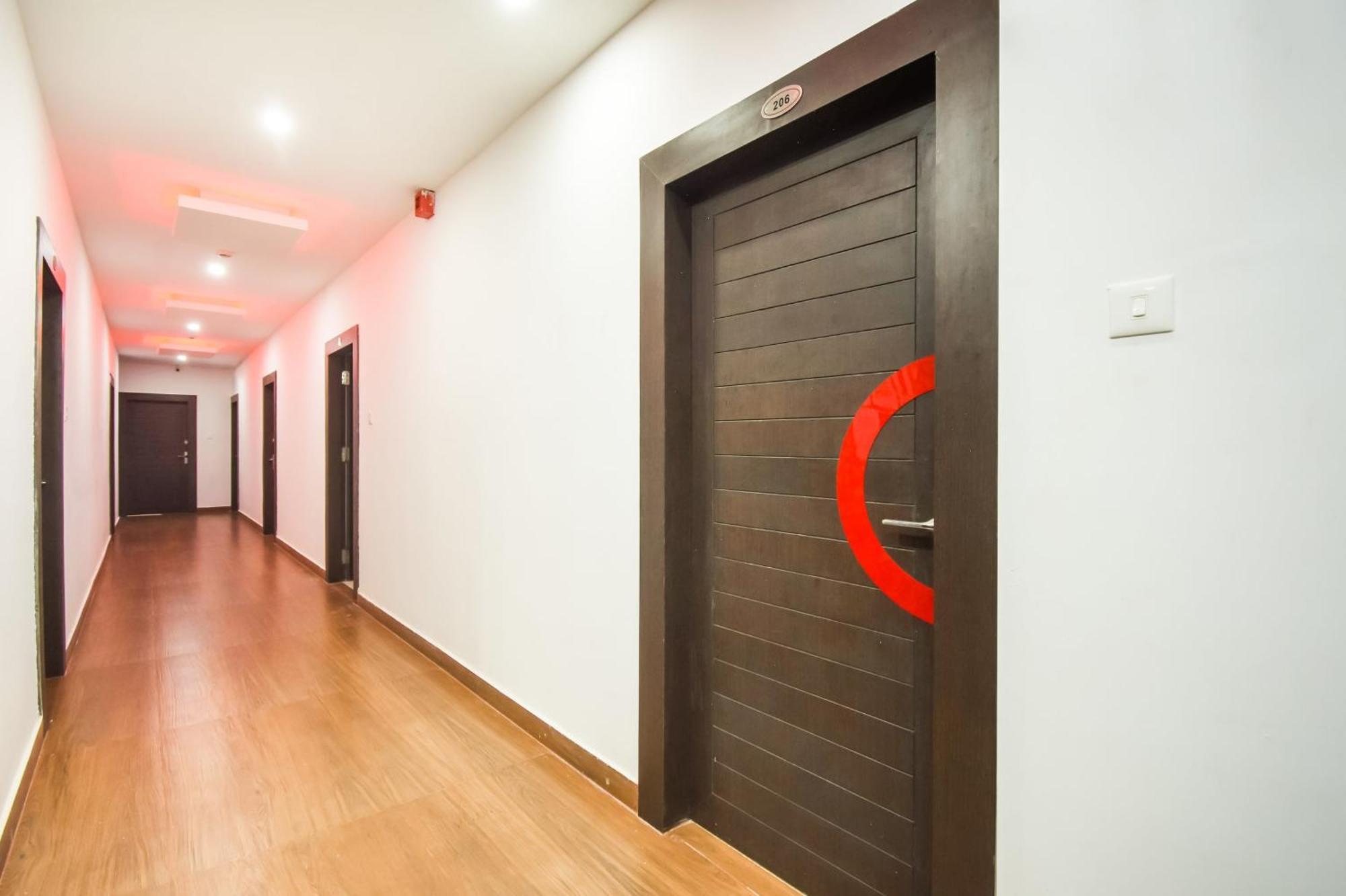 Collection O Red Velvet Premium Hotel Balianta Екстериор снимка