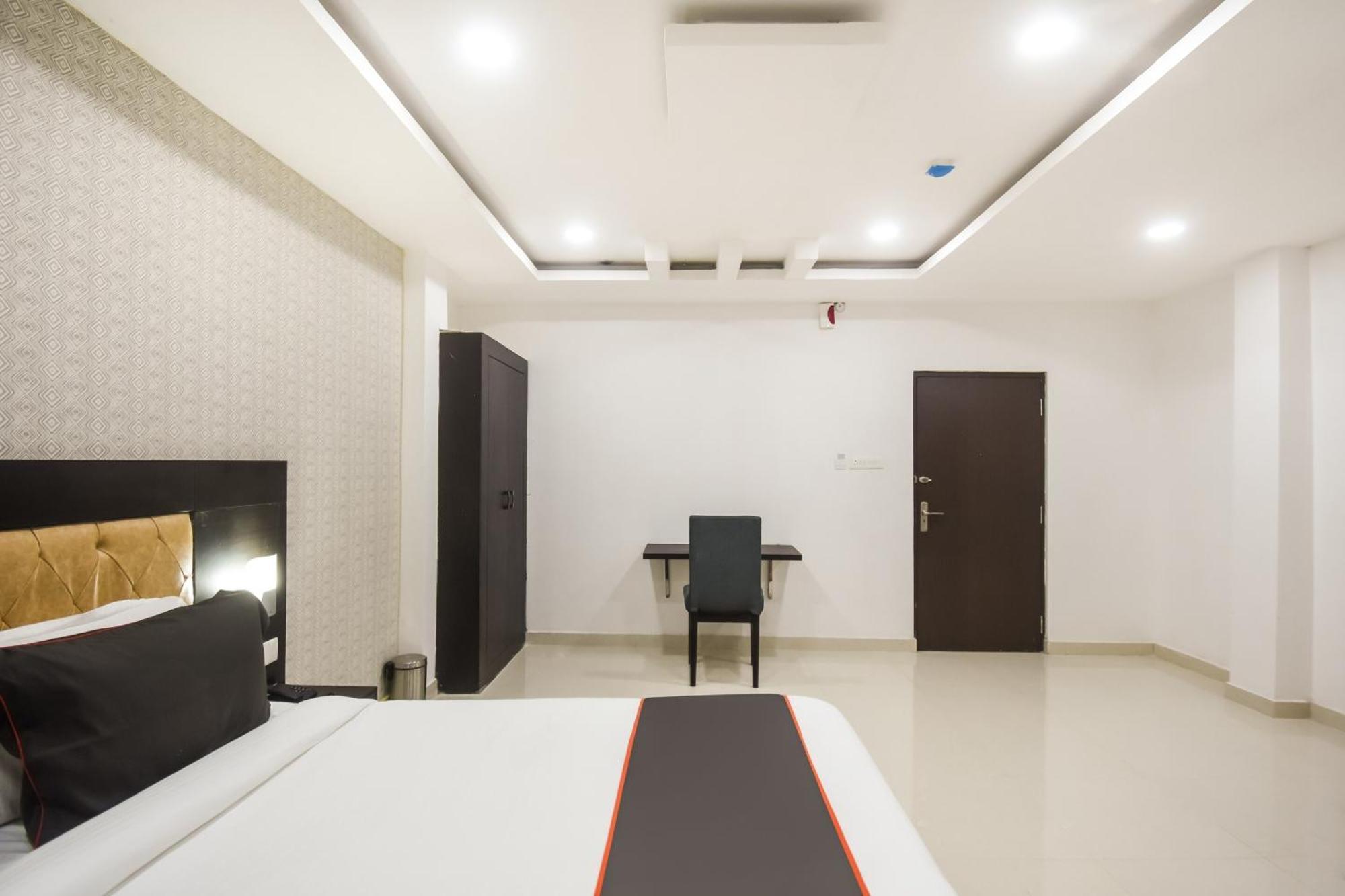 Collection O Red Velvet Premium Hotel Balianta Екстериор снимка