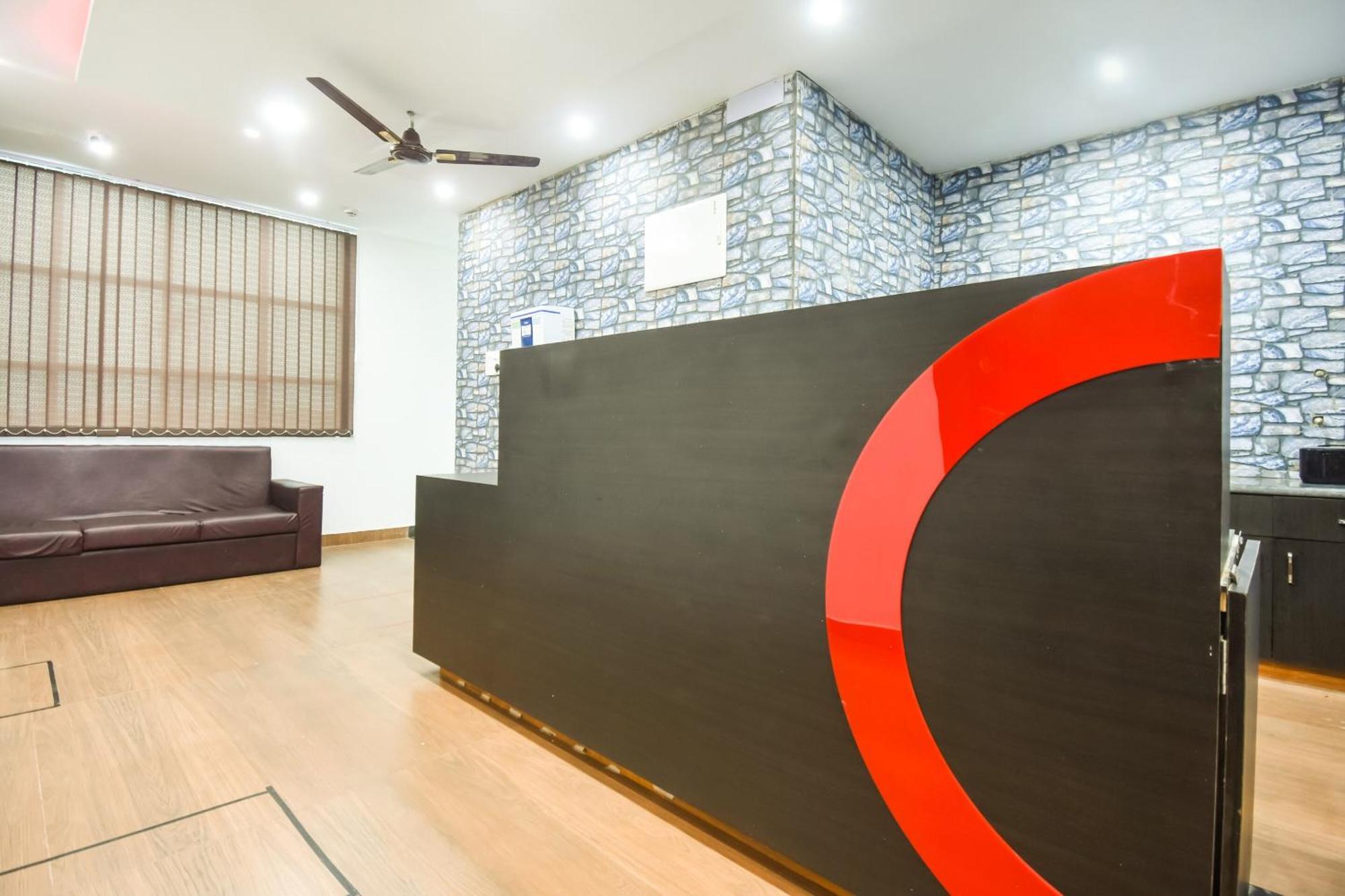 Collection O Red Velvet Premium Hotel Balianta Екстериор снимка