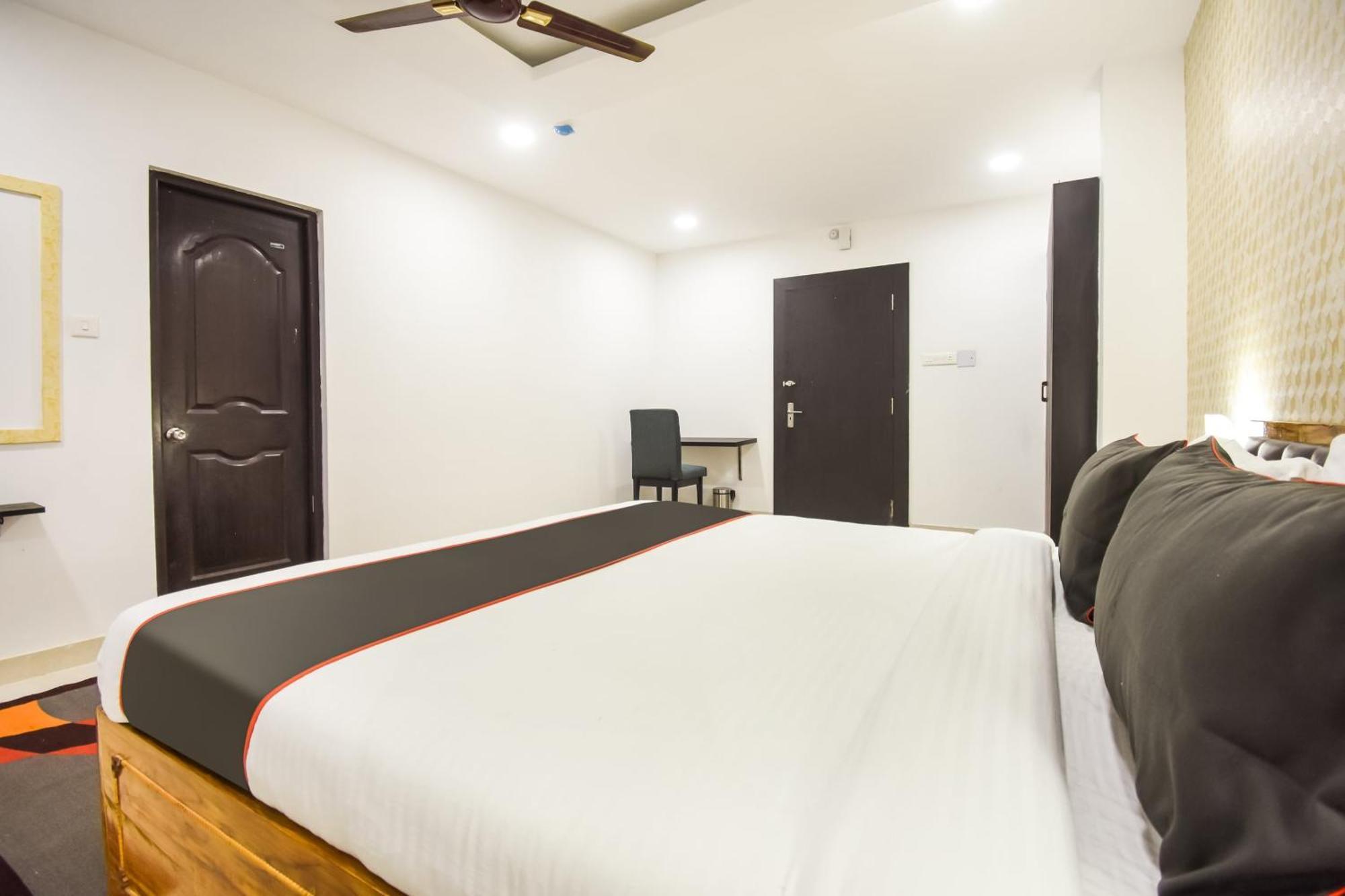 Collection O Red Velvet Premium Hotel Balianta Екстериор снимка