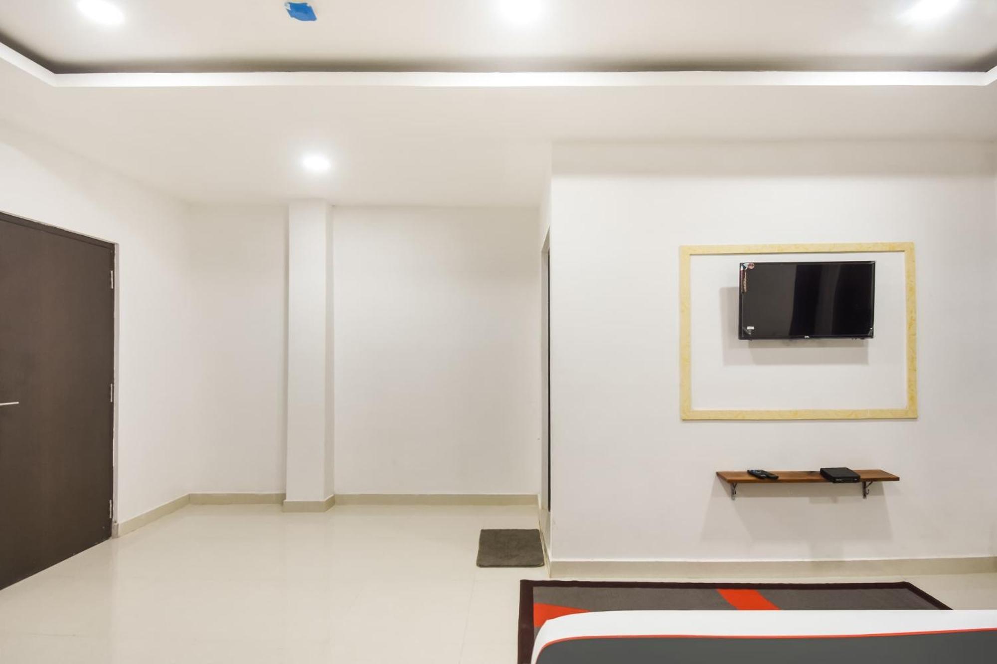 Collection O Red Velvet Premium Hotel Balianta Екстериор снимка