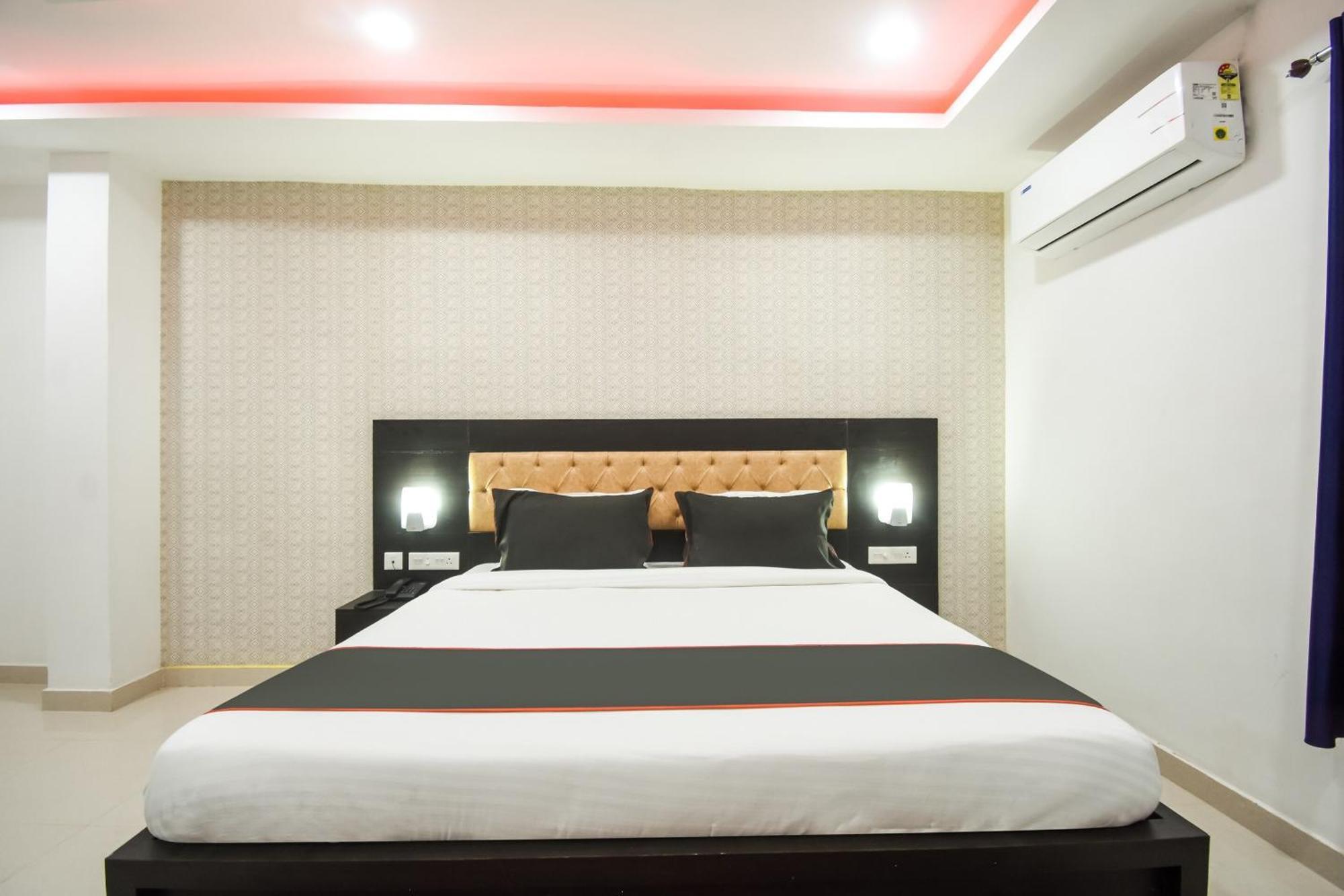 Collection O Red Velvet Premium Hotel Balianta Екстериор снимка